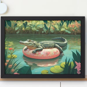 Könnte beinhalten: Ein grüner Alligator entspannt sich auf einem rosa-weißen, mit Blumen gemusterten aufblasbaren Ring in einem Teich, umgeben von üppigem Grün.