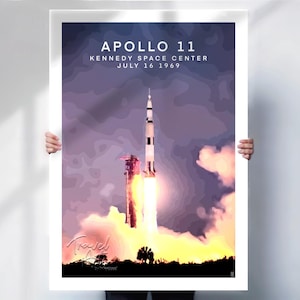 Könnte beinhalten: Ein Poster mit dem Start von Apollo 11 vom Kennedy Space Center am 16. Juli 1969. Das Kunstwerk zeigt die Rakete, die mit Flammen und Rauch vor einem lila und gelben Himmel aufsteigt. Das Poster enthält den Text "Apollo 11" und "Travel Art".