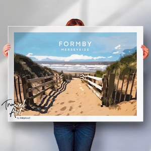 Könnte beinhalten: Gerahmter Kunstdruck mit einer Strandlandschaft in Formby, Merseyside. Ein sandiger Weg mit Holzzäunen führt zum Meer unter blauem Himmel. Der Druck enthält den Text "FORMBY MERSEYSIDE" und "Travel Art by Inkydoodl".