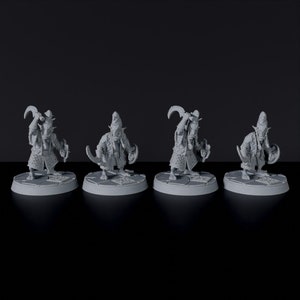 Könnte beinhalten: Vier graue Plastik-Miniaturfiguren von Goblins, die Waffen und Schilde halten und auf runden Sockeln stehen.