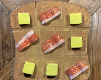 Handgjort keramiskt Tre-i-tac-toe-spel: Bacon vs. smörkonst