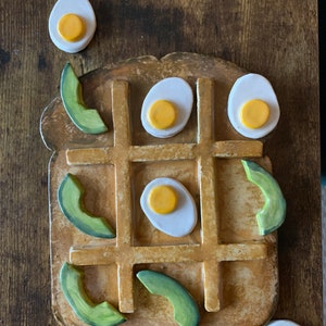 Uovo e avocado su pane tostato - Gioco del tris