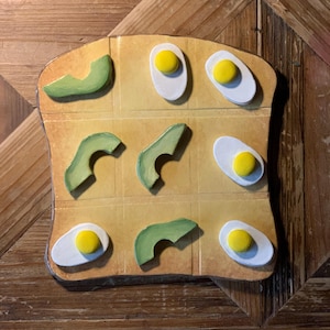 Keramiskt Tre-i-rad-spel: Avokado vs. Ägg på rostat bröd - Konstnärligt centerpiece