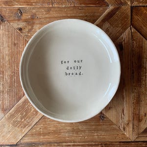 Gepersonaliseerde keramische plaat, handgemaakt rustiek berichtstuk, aangepast broodbord, aardewerken serveerschaal