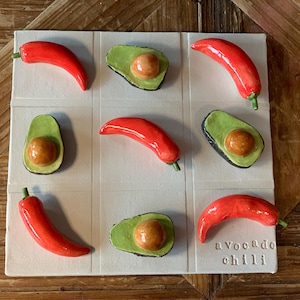 Keramiskt Tre-i-tack-spel: Avokado vs. Chili konstdekoration