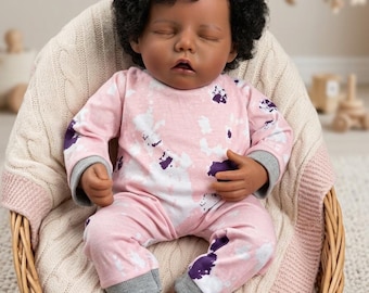 Muñeca negra birracial de vinilo suave con cuerpo de tela.