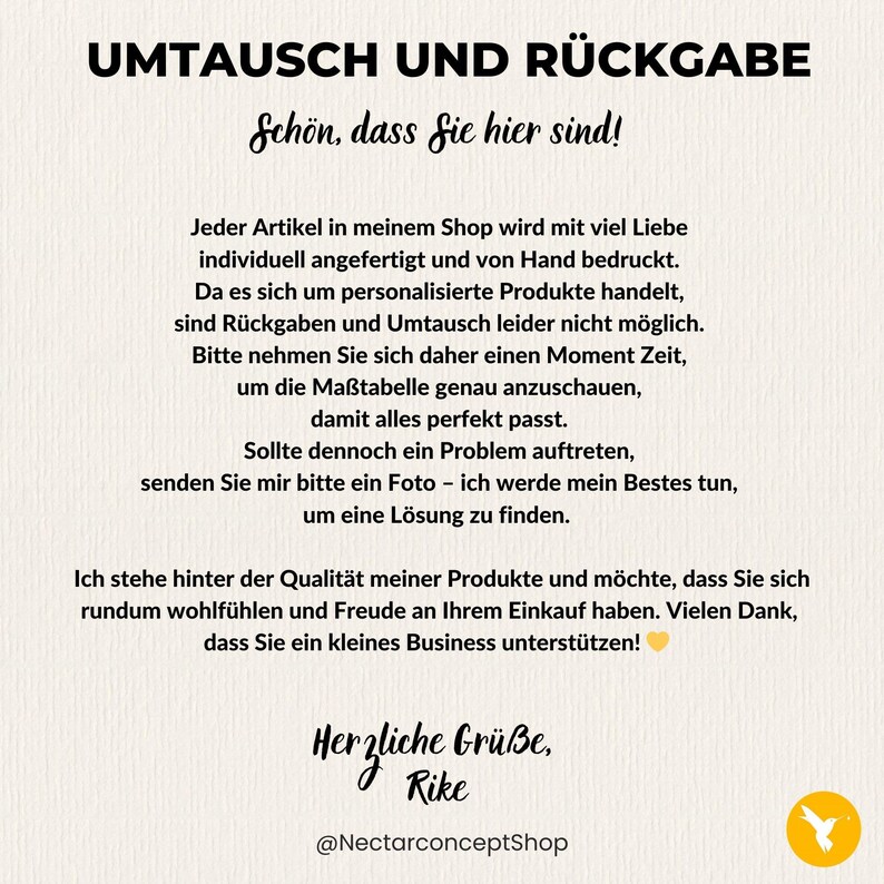 以下が含まれることがあります： 白地に黒い文字で「UMTAUSCH UND R&Uuml;CKGABE」と「Sch&ouml;n, dass Sie hier sind！」と書かれています。テキストはショップの返品ポリシーについて説明し、顧客のサポートに感謝しています。ショップ名も含まれています。