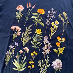 Wildblumen T-Shirt für Damen Botanisches Shirt mit gepressten Blumen Bild 6