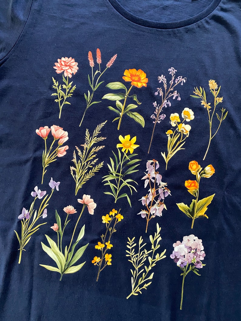Wildblumen T-Shirt für Damen Botanisches Shirt mit gepressten Blumen Bild 6