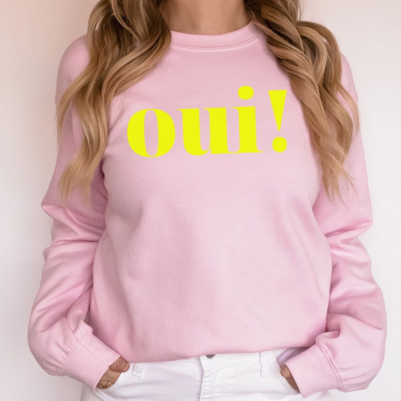 Trendy Sweatshirt, Ja-Sager, Oui Shirt, Paris Geschenk, Frankreich Liebhaber, Urlaubsmode, französisches Geschenk Baby Pink