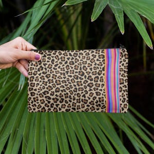 Kleine Tasche Leopard, Buchhülle mit Reißverschluss Leo, trendy Clutch Tiermuster, Make-up Tasche für Fashionistas