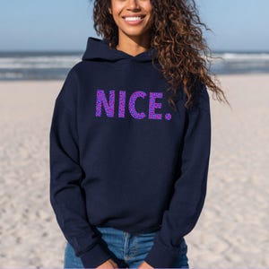 Damen Hoodie NICE, handbedruckter Pulli mit Schriftzug in Leomuster