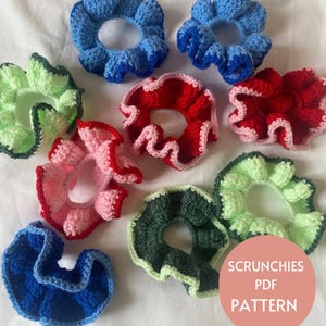 Peut inclure: Une collection de chouchous en crochet de différentes couleurs, notamment bleu, vert, rouge, rose et blanc. Les chouchous sont tous faits avec un design à volants. L'image comprend également le texte "Scrunchies PDF Pattern".