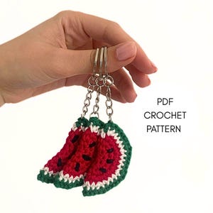 Peut inclure: Un modèle de porte-clés en forme de pastèque au crochet en format PDF. Le modèle comprend des instructions pour réaliser un porte-clés en forme de tranche de pastèque rouge, verte et blanche.