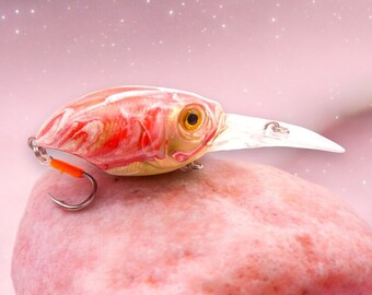 Vang de grote vis in stijl! Ambachtelijke Crankbait "The Shrimp" Rood en Wit op een Gouden Achtergrond - Hard kunstaas voor snoek en baars