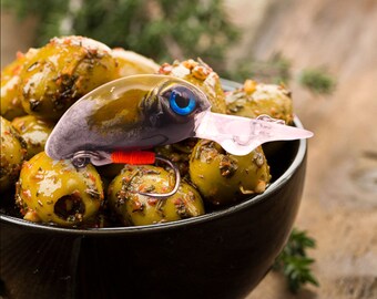 Plongez dans l'univers de la pêche avec "L'Olive" : Leurre Artisanal Unique pour Truites et Perches