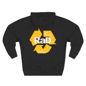 Könnte beinhalten: Schwarzer Hoodie mit einem gelben Recycling-Symbol und dem Text "Rad" in Weiß. Das Symbol enthält auch den Text "Reuse and Development" und "Colony Revitalization".