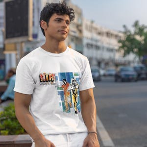 Może przedstawiać: Biały t-shirt z nadrukiem graficznym przedstawiającym dwie osoby w abstrakcyjnym, kolorowym stylu. Na koszulce nadrukowany jest tekst "AIR" i "MOON SAFARI".