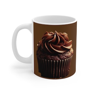 Puede incluir: Una taza de cerámica blanca con fondo marrón y un cupcake de chocolate con glaseado de chocolate.