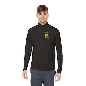 Op de afbeelding: Zwart longsleeve shirt met een kwart-rits. Het shirt heeft een gouden afbeelding met de tekst "REMARKABLE" en "RESEARCH INSTITUTE".