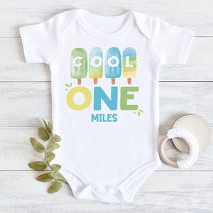パステルカラーのCool to be One First Birthday Onesie® - 男の子の誕生日、アイスキャンディーのおやつ誕生日、1歳、夏の誕生日テーマ、アイスキャンディー
