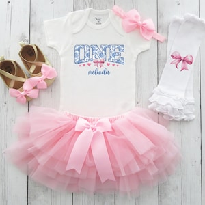 Vestido de Toile de Jouy rosa e azul com tutu para 1º aniversário - laço coquete, chinoiserie, roupa de primeiro aniversário para menina, tutu para bebê de um ano