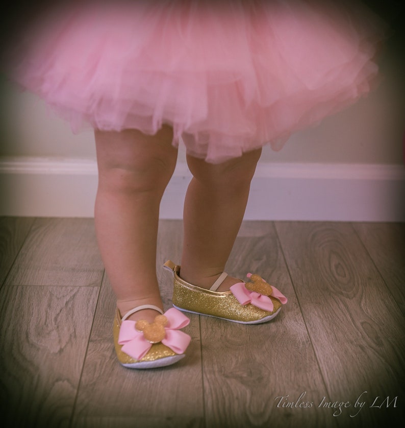 Zapatos de Minnie Mouse rosas y dorados: zapatos para primer cumpleaños, primeros pasos, mocasines, zapatos con brillantina dorada, Minnie Mouse rosa para primer cumpleaños imagen 5