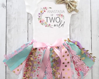 Zwei Wildes Outfit zum 2. Geburtstag mit Tutu aus Stoff - Wildblumen Rock, Boho Geburtstag, Gartenparty, personalisiert Geburtstagsoutfit, floral