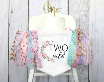 2歳の誕生日パーティー用のワイルドフラワー2つのワイルドバースデーバナー - ハイチェアバナー、花柄の2歳の誕生日の女の子、2つのワイルドバナー