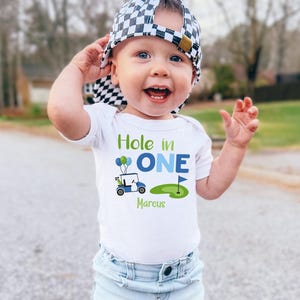 Hole in ONE Onesie® dla chłopca - koszulka urodzinowa z motywem golfa, niebiesko-zielone golfy, koszulka urodzinowa dla chłopca, par-tee dla chłopca