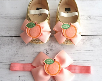 Conjunto de zapatos y diadema para primer cumpleaños de Peaches: mocasines para primer cumpleaños, zapatos de suela suave para niños pequeños, un cumpleaños tan dulce como un melocotón