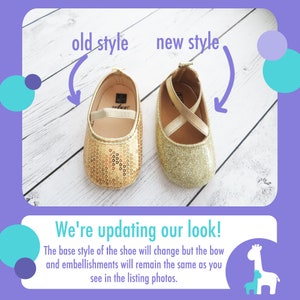 Puede incluir: Se muestran dos zapatos dorados para beb&eacute;, etiquetados como "estilo antiguo" y "nuevo estilo". El zapato izquierdo est&aacute; cubierto de lentejuelas, mientras que el derecho tiene un acabado brillante con correas cruzadas. El texto dice: "&iexcl;Estamos actualizando nuestro look!"