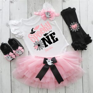 Traje assustador de um aniversário em rosa claro e preto - nosso pequeno faz um ano, primeiro aniversário de Halloween, mangas com babados, menina de Halloween em tons pastéis