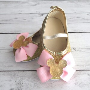 Zapatos de Minnie Mouse rosas y dorados: zapatos para primer cumpleaños, primeros pasos, mocasines, zapatos con brillantina dorada, Minnie Mouse rosa para primer cumpleaños imagen 3