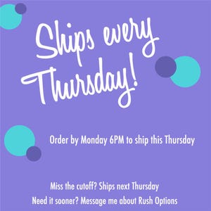 Puede incluir: Un fondo morado con texto blanco que dice "&iexcl;Env&iacute;os todos los jueves!". Texto adicional indica "Pide antes del lunes a las 6PM para enviar este jueves" y "&iquest;Perdiste el plazo? Env&iacute;o el pr&oacute;ximo jueves."