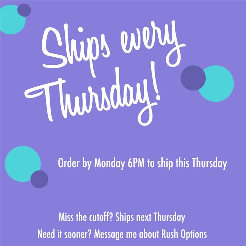 Puede incluir: Un fondo morado con texto blanco que dice "&iexcl;Env&iacute;os todos los jueves!". Texto adicional indica "Pide antes del lunes a las 6PM para enviar este jueves" y "&iquest;Perdiste el plazo? Env&iacute;o el pr&oacute;ximo jueves."