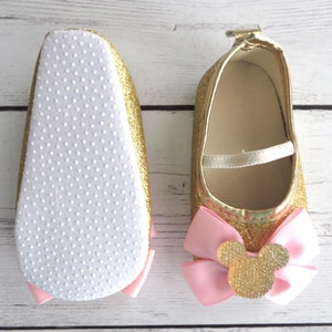 Zapatos de Minnie Mouse rosas y dorados: zapatos para primer cumpleaños, primeros pasos, mocasines, zapatos con brillantina dorada, Minnie Mouse rosa para primer cumpleaños imagen 2