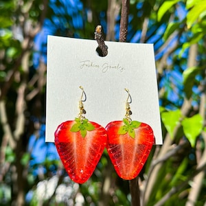 Oorbellen echte aardbeien, handgemaakte oorbellen gedroogde aardbeien, oorbellen geperste aardbeien, fruit sieraden van hars, kerstcadeau
