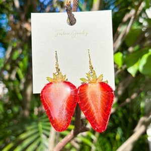 Oorbellen echte aardbeien, handgemaakte oorbellen gedroogde aardbeien, oorbellen geperste aardbeien, fruit sieraden van hars, kerstcadeau