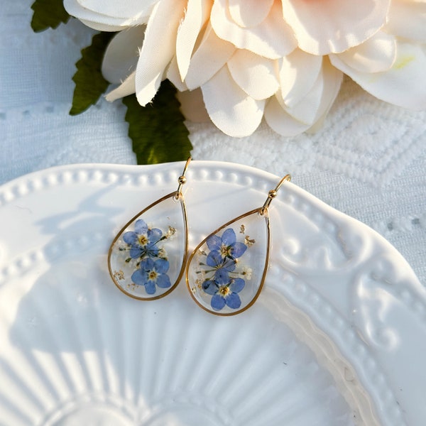 Boucles d'oreilles fleurs myosotis, boucles d'oreilles fleurs pressées en feuille d'or 14 carats, boucle d'oreille fleurs séchées en résine, bijoux naturels, cadeau de naissance de Noël