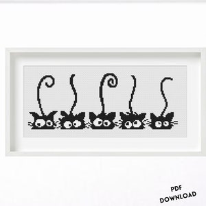 Può includere: Schema di punto croce in bianco e nero con cinque gatti neri con code arricciate. I gatti sono allineati in fila e hanno occhi grandi e rotondi.