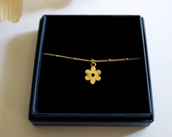 Fine and light golden flower bracelet