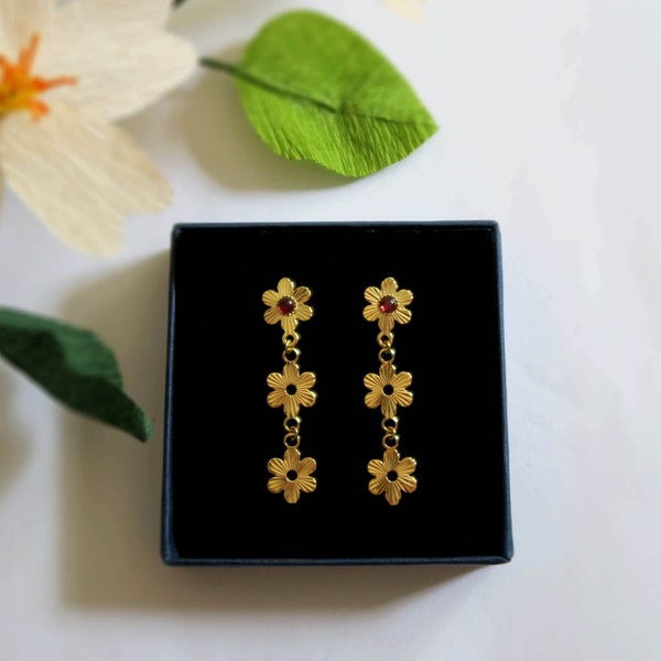 Boucles d'oreilles pendantes fleurs bouton d'or grenat bijoux made in France