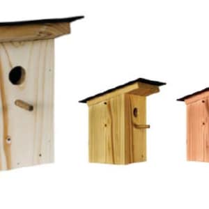 Könnte beinhalten: Drei Vogelhäuser aus Holz mit schwarzen Schindeldächern. Die Vogelhäuser sind unterschiedlich groß und in natürlichen Holztönen lackiert.