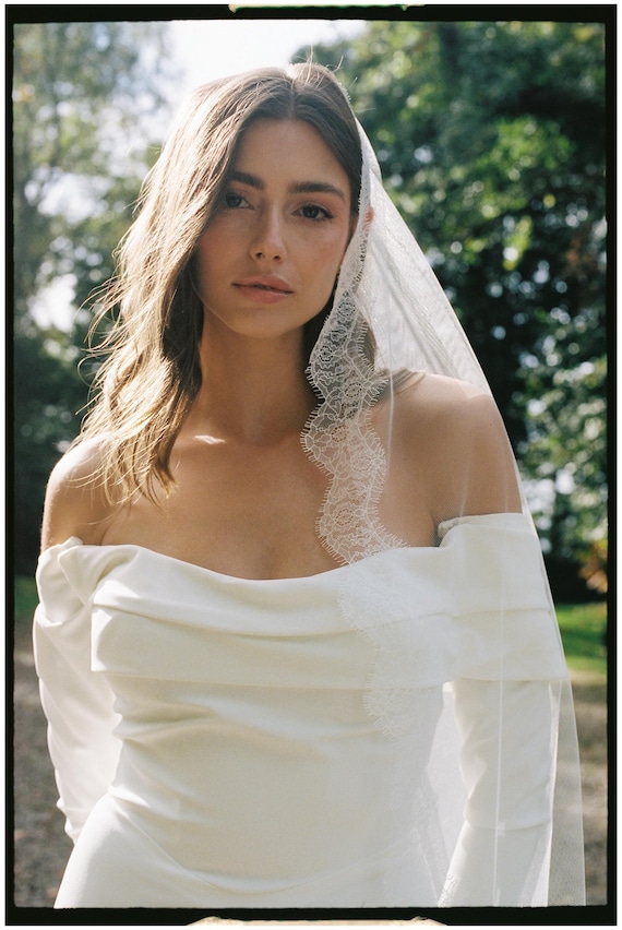 GIGI MANTILLA VEIL | Chantilly lace edged veil