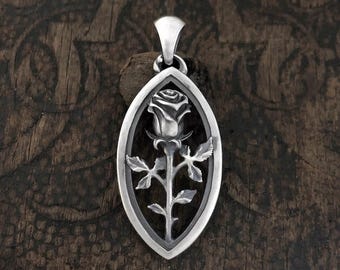 Colgante de rosa en plata de ley. Amuleto floral. Joyería botánica romántica.