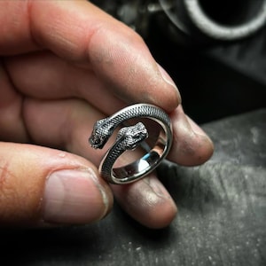 Snake silver ring. unique serpent ring. Sterling silver snake ring. Snake band ring. Edgy snake ring. Unisex band ring. Snake ring for her