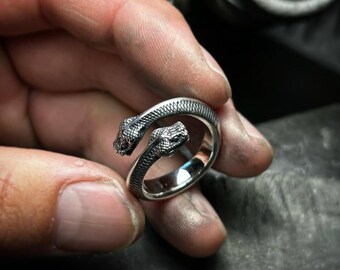 Anel de cobra em prata de lei: aliança unissex em formato de serpente