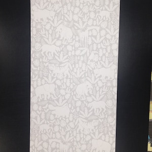Puede incluir: Papel tapiz blanco y gris con un patrón repetido de animales y plantas. Los animales incluyen elefantes, jirafas, hipopótamos, tigres, monos y osos. Las plantas son varios tipos de hojas y flores.