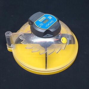 Puede incluir: Una incubadora de huevos de pl&aacute;stico amarillo y transparente con una pantalla digital que muestra "Brinsea Maxi 24".